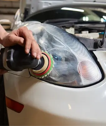 Процесс полировки фары