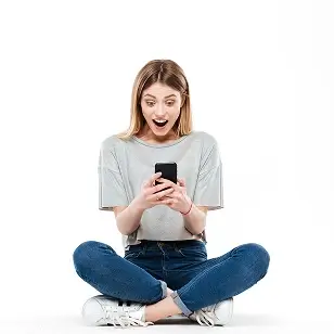 Радостная женщина с телефоном